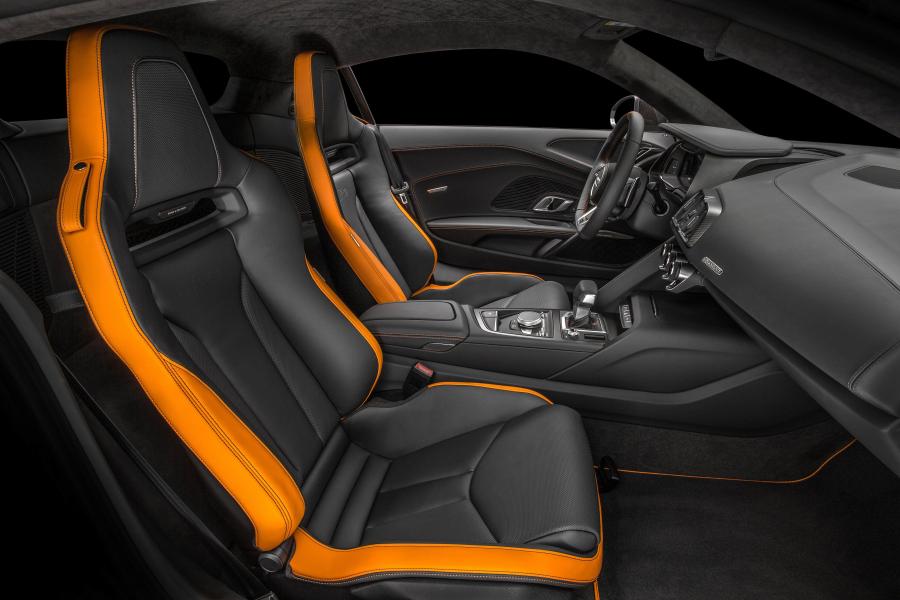 Интерьер Audi R8 V10 Plus Exclusive Edition 2016 года  (NA) (фото 5 из 10)
